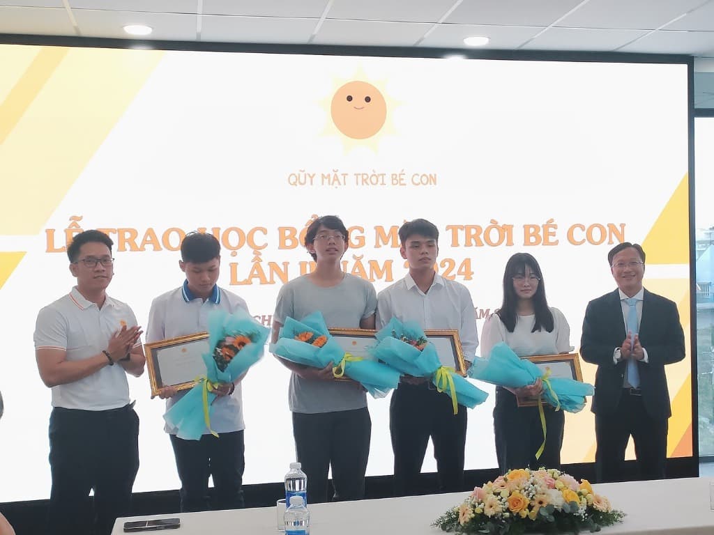 Lễ Trao học bỗng - Quỹ Mặt trời bé con.